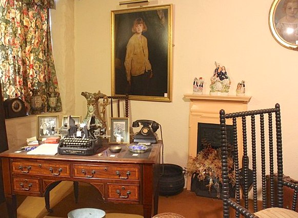 Daphne du Maurier's study