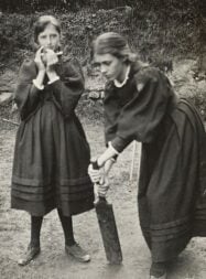 Virginia Woolf and Vanessa Bell as children